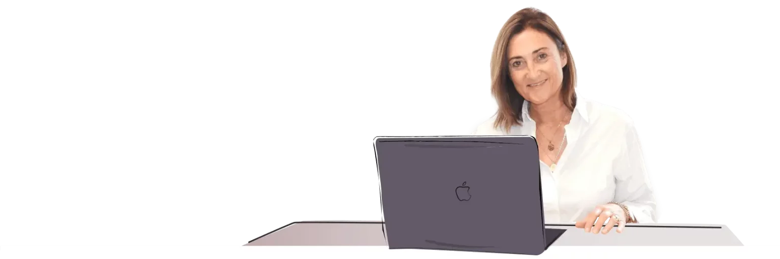 Femme souriante avec ordinateur portable Apple.