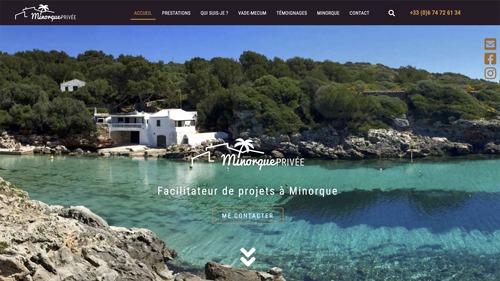 Côte de Minorque, maisons blanches, eau turquoise.