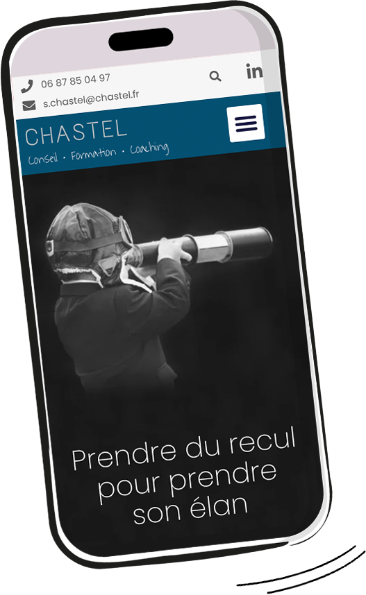 Enfant regardant dans un télescope, site Chastel