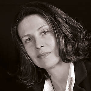 Portrait en noir et blanc d’une femme souriante